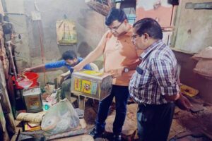 नीमच के सिंगोली क्षेत्र में खाद्य एवं औषधि प्रशासन ने 5 खाद्य प्रतिष्ठानों पर बड़ी कार्रवाई की। सोयाबीन तेल, मसाले, मिठाई सहित 15 नमूने लिए गए और 2 प्रतिष्ठानों को स्वच्छता पर नोटिस जारी। त्योहारों के मद्देनजर मिलावट पर शिकंजा।