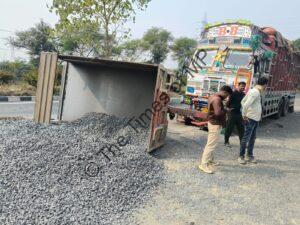 Neemuch Road Accident truck tractor