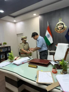 सोनू बडगुर्जर पदोन्नति के बाद नीमच पुलिस में रक्षित निरीक्षक (आरआई) पद पर सम्मानित होने का दृश्य | The Times of MP